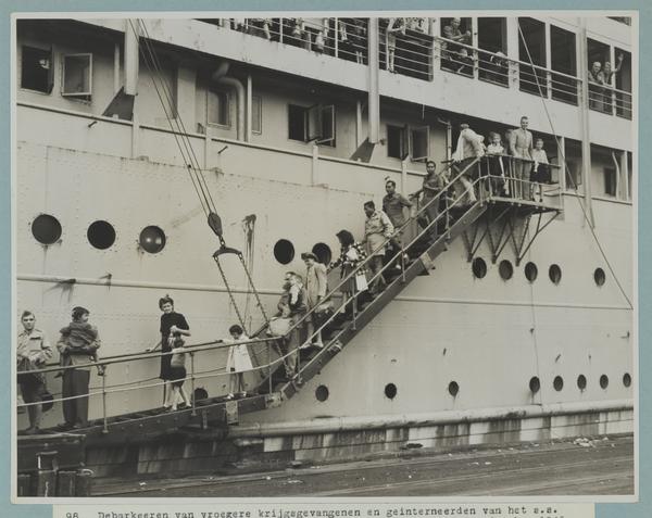 Debarkeren van voormalig krijgsgevangenen en geïnterneerden van het stoomschip Oranjefontein in de Victoria-docks te Melbourne