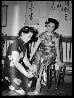 Chinese women rehearse for Markets Fete in aid of Greek funds, 13 February 1941 / photographs by Alec Iverson