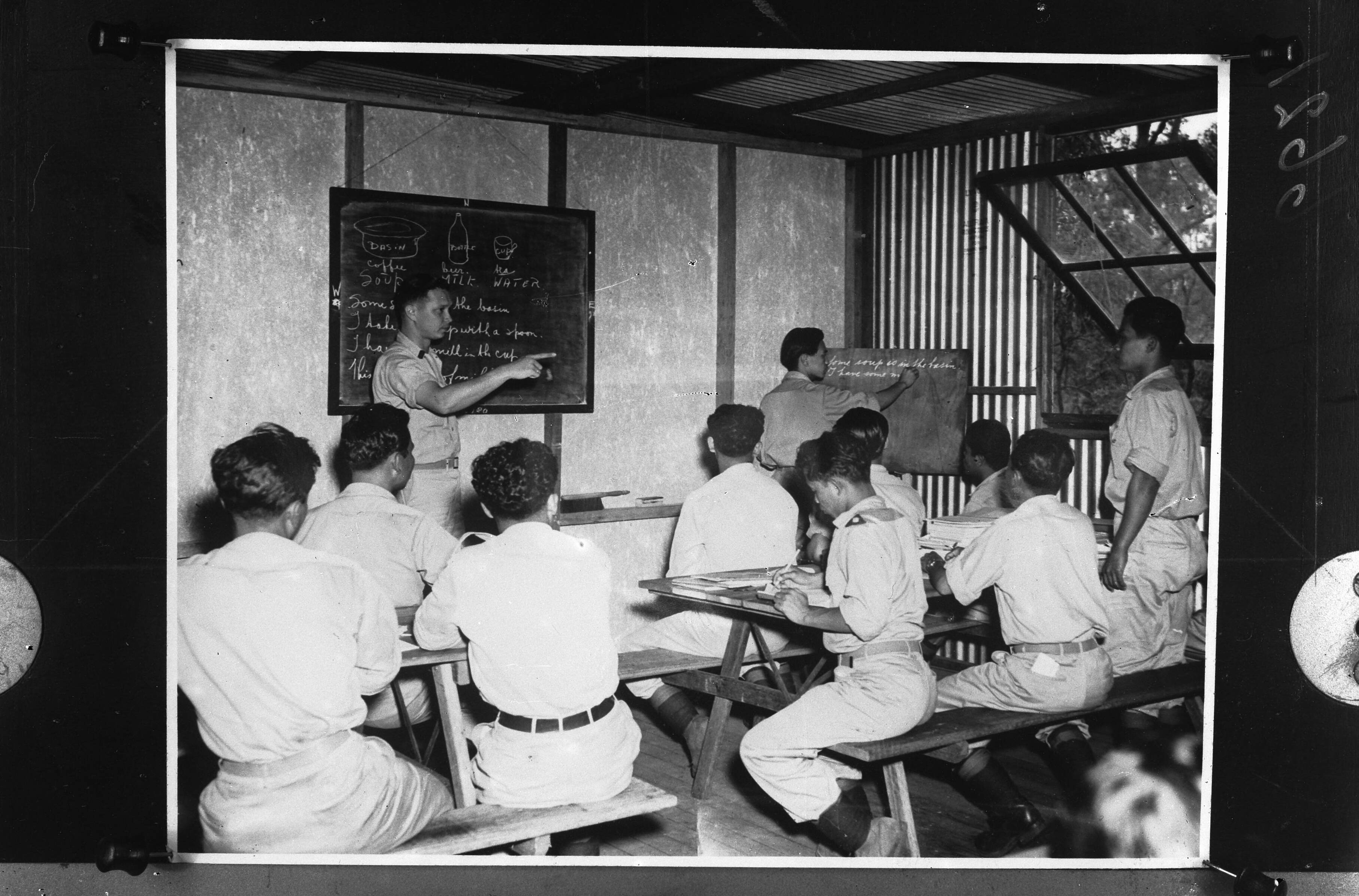 Opleiding van vrijwilligers in kamp Victory