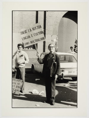 Marchers M. Scott & Mario Abruzzi – holding a placard `Anche la nostra lingua e cultura sono Australiane'