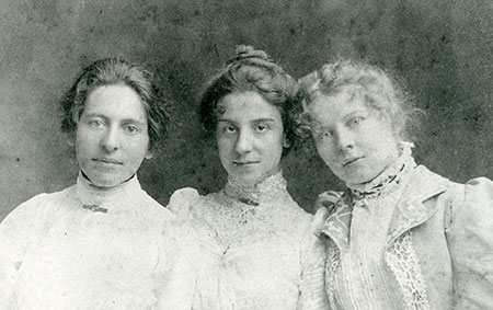 Photograph of Elsie Jean Dalyell with fellow Women’s College students Charlotte Maud Bertie and Abbie Stone.